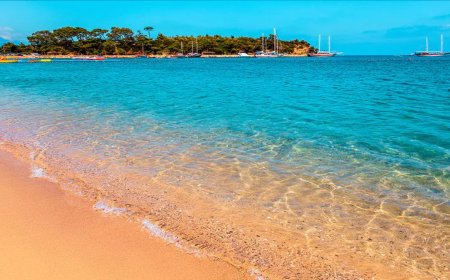 Akdeniz’in Parlayan Yıldızı! Ayışığı Plajı’nda Deniz, Kum ve Adrenalin