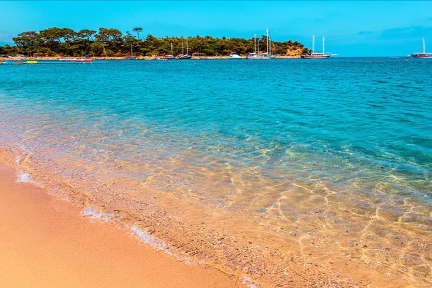 Akdeniz’in Parlayan Yıldızı! Ayışığı Plajı’nda Deniz, Kum ve Adrenalin