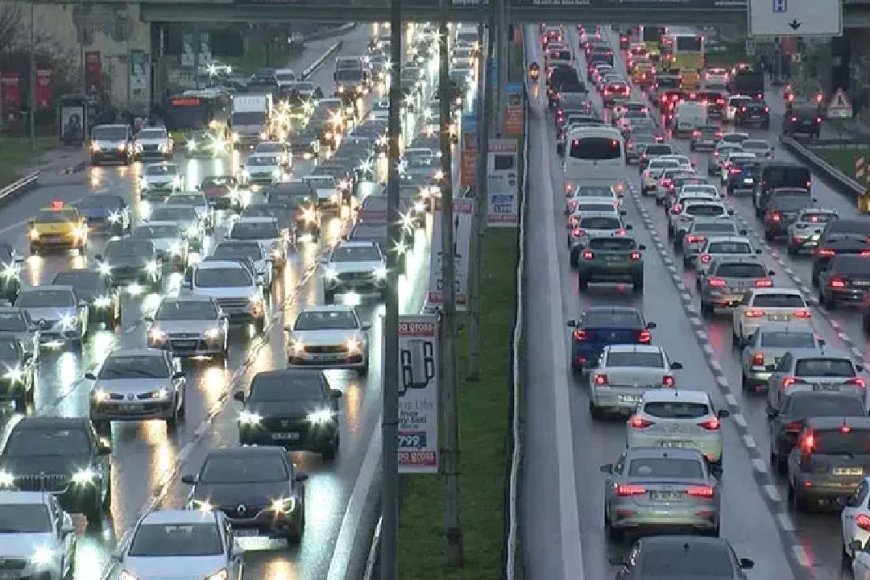 İstanbul’da Pazar Sabahı Trafik Felç! TEM Otoyolu’nda Yol Çalışması Yoğunluğu